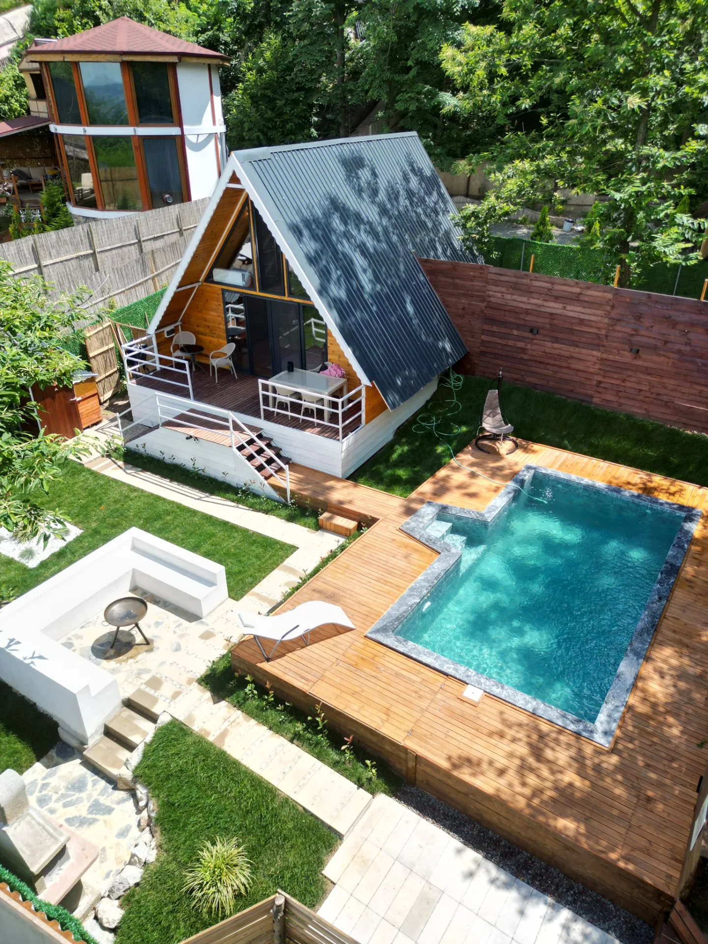 Sapanca REDSUİT — özel havuz bungalov dış görünüm